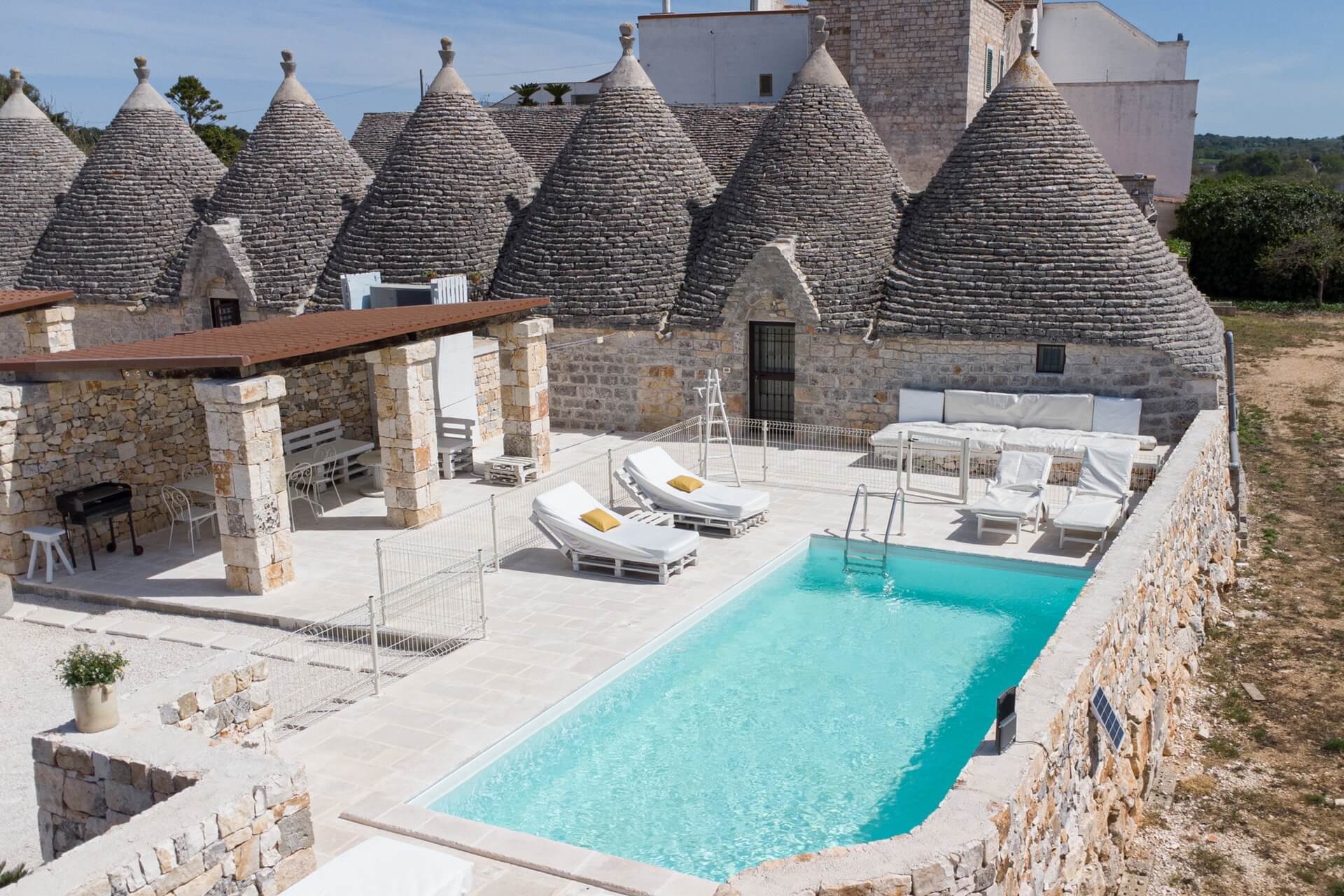 trulli-guadiano-masseria-guadiano-puglia-monopoli-alberobello-costruzioni-tipiche-piscina-esterno-trullo-del-cocchiere-03.jpg