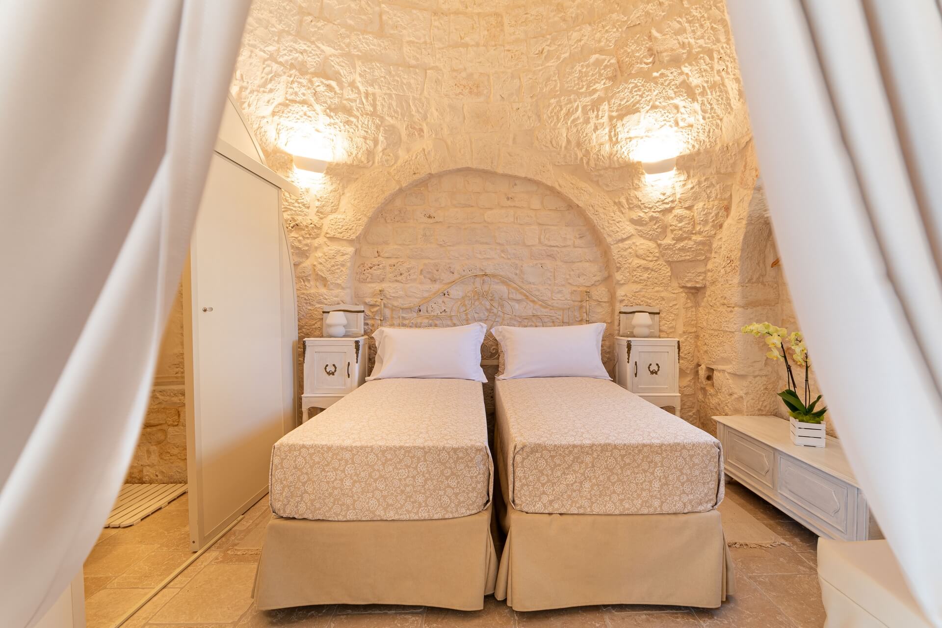 trulli-guadiano-masseria-guadiano-puglia-monopoli-alberobello-costruzioni-tipiche-piscina-esterno-trullo-del-cocchiere-13.jpg