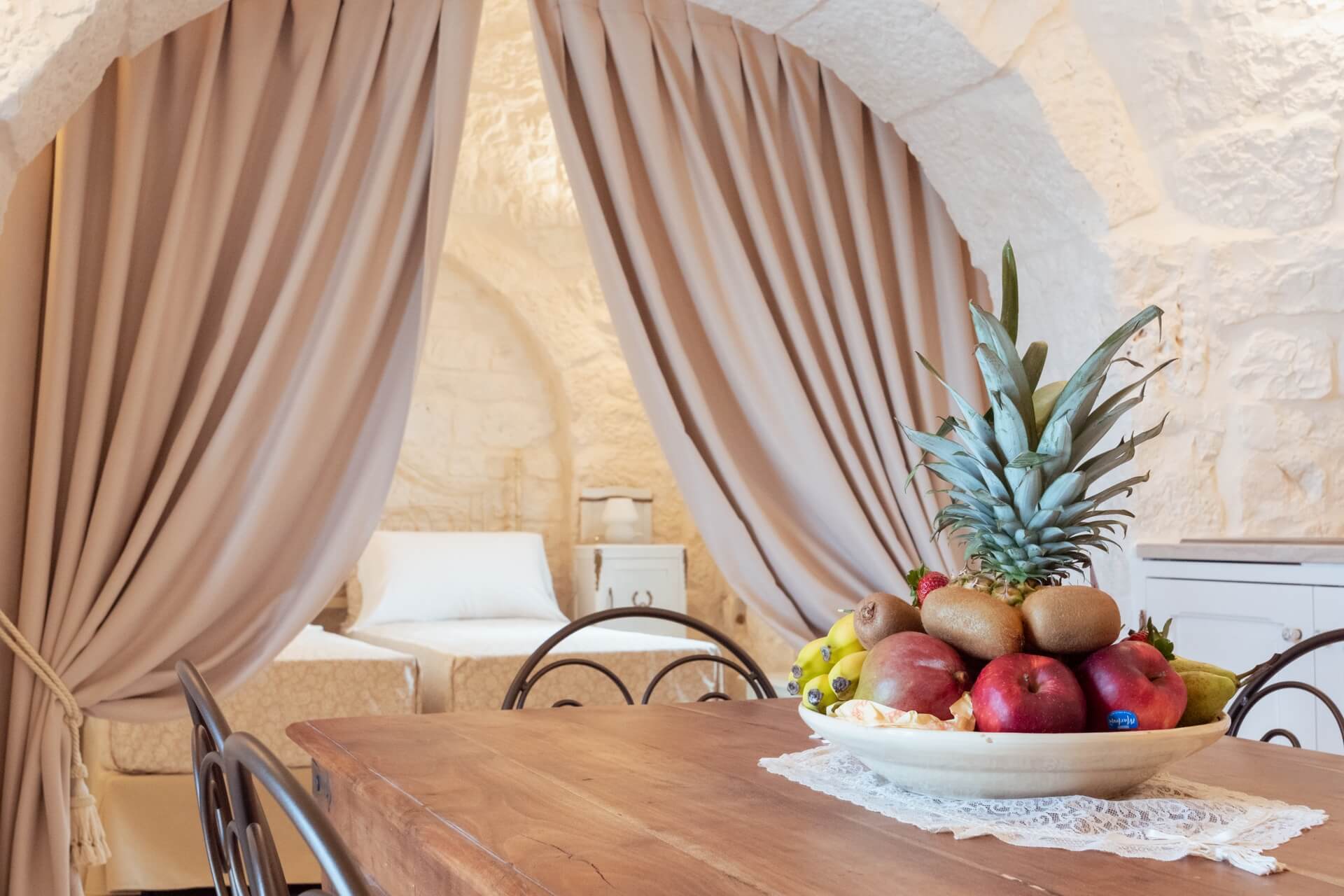 trulli-guadiano-masseria-guadiano-puglia-monopoli-alberobello-costruzioni-tipiche-piscina-esterno-trullo-del-cocchiere-22.jpg